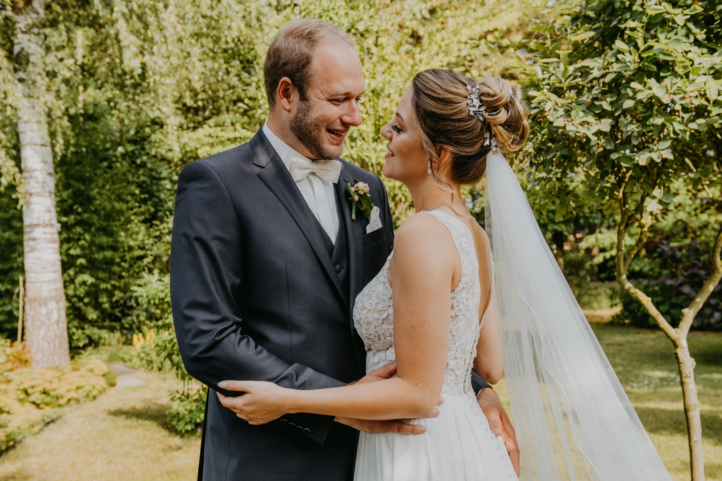 gutaussehendes Hochzeitspaar macht Paarfoto