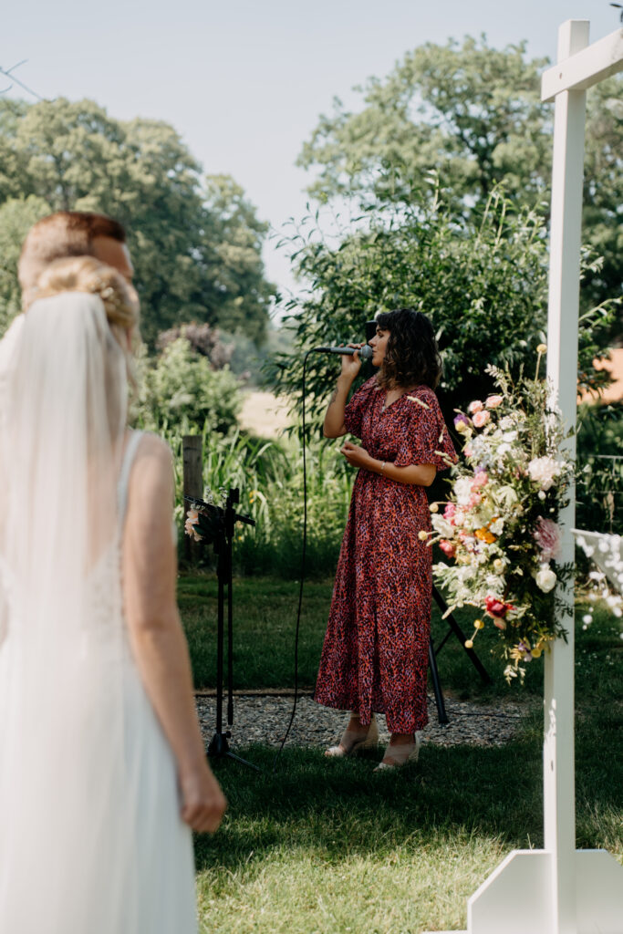 Leonie Jael Hochzeitssängerin singt bei freier Trauung
