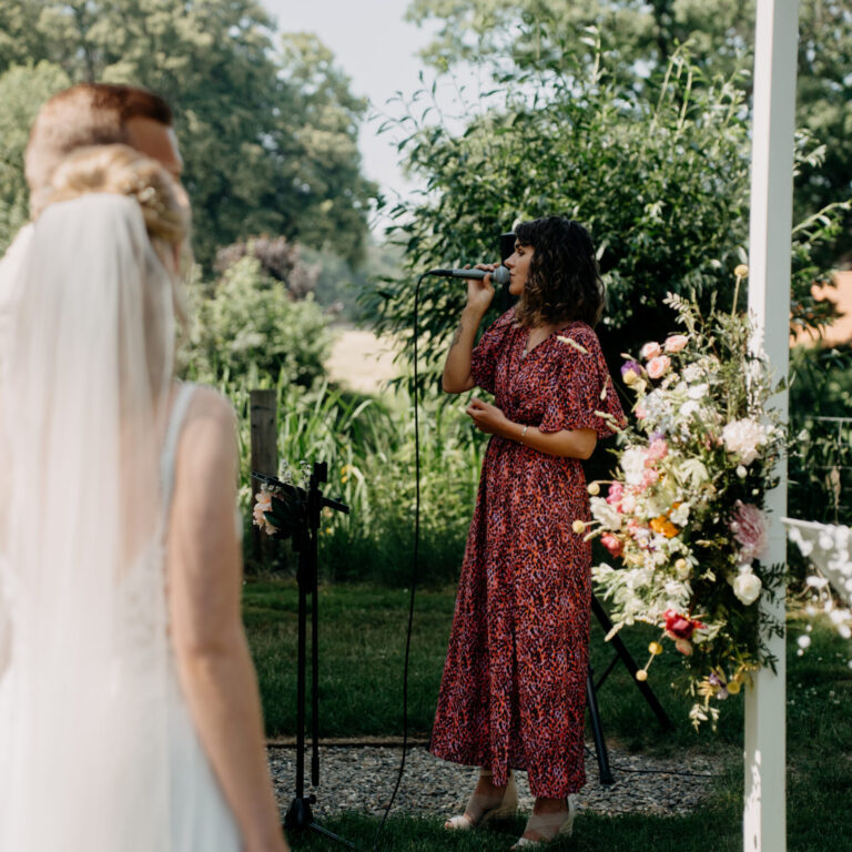 Leonie Jael Hochzeitssängerin singt Liebe meines Lebens, freie Trauung in Niedersachsen