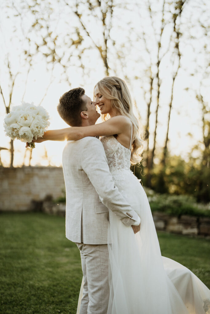 romantisches Hochzeitspaar bei Sonnenuntergang