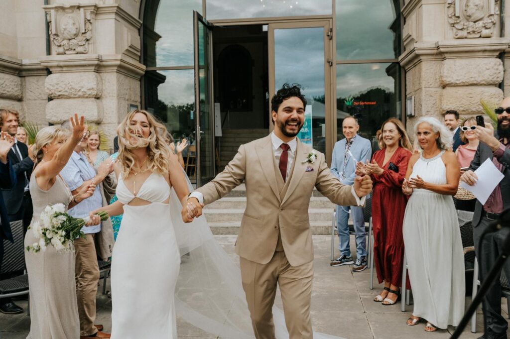 Stimmungsvolles Ende der Trauung: Hochzeitspaar feiert ausgelassen