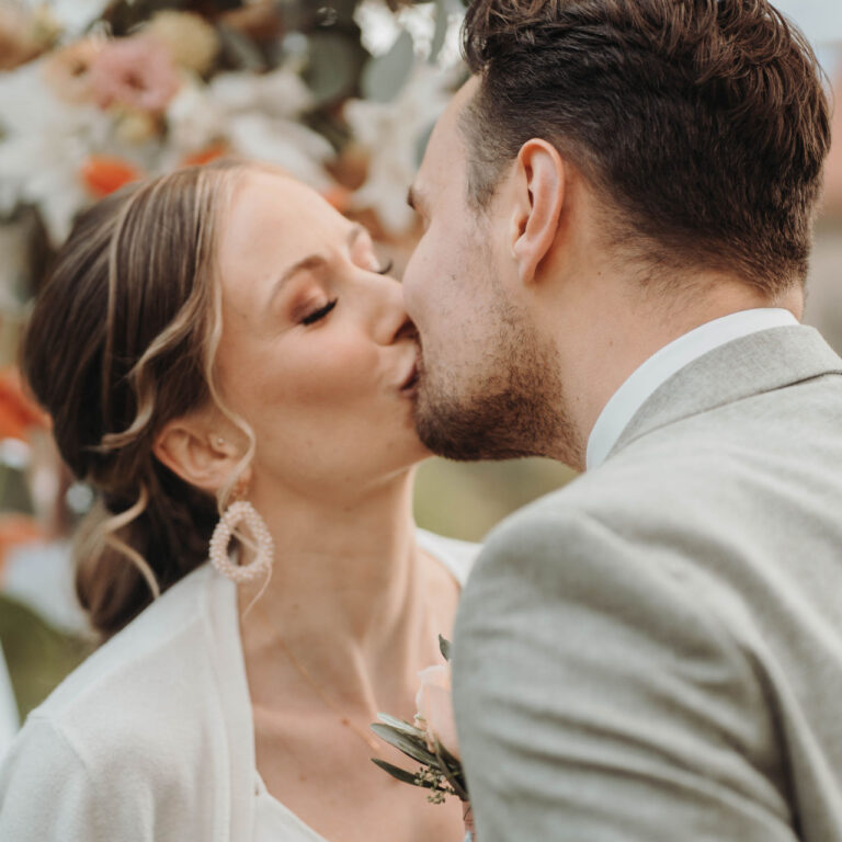 Hochzeitspaar küsst sich in freier Trauung nach Ringwechsel