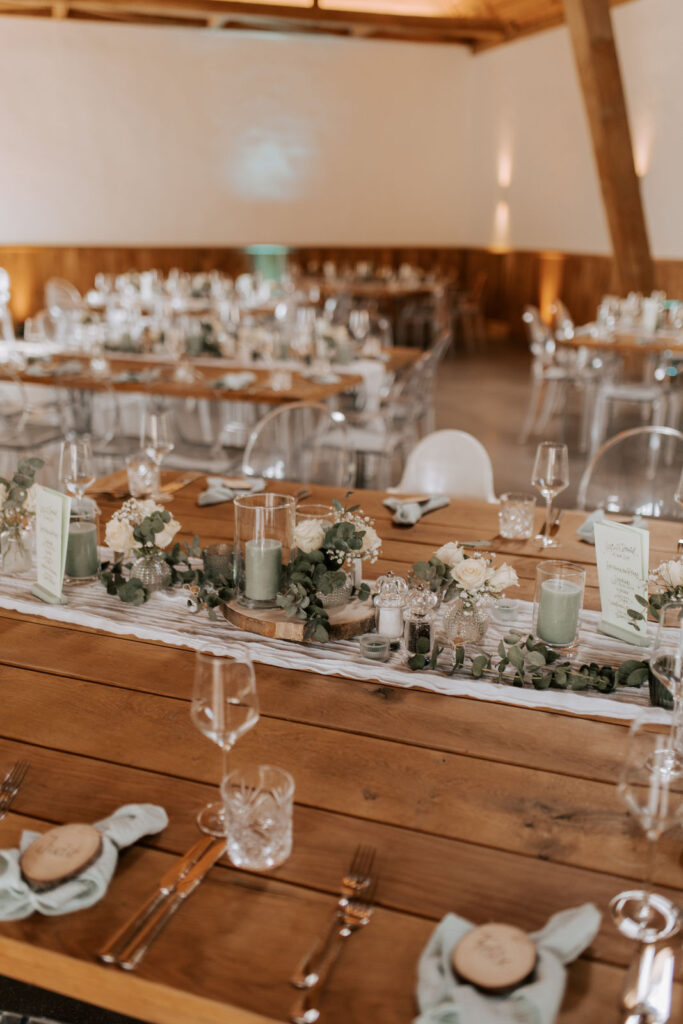 rustikale Dekoration für Scheunenhochzeit in der Lüneburger Heide