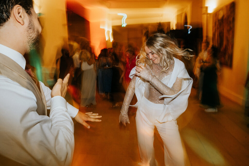 Brautpaar am Abend ihrer Hochzeitsparty