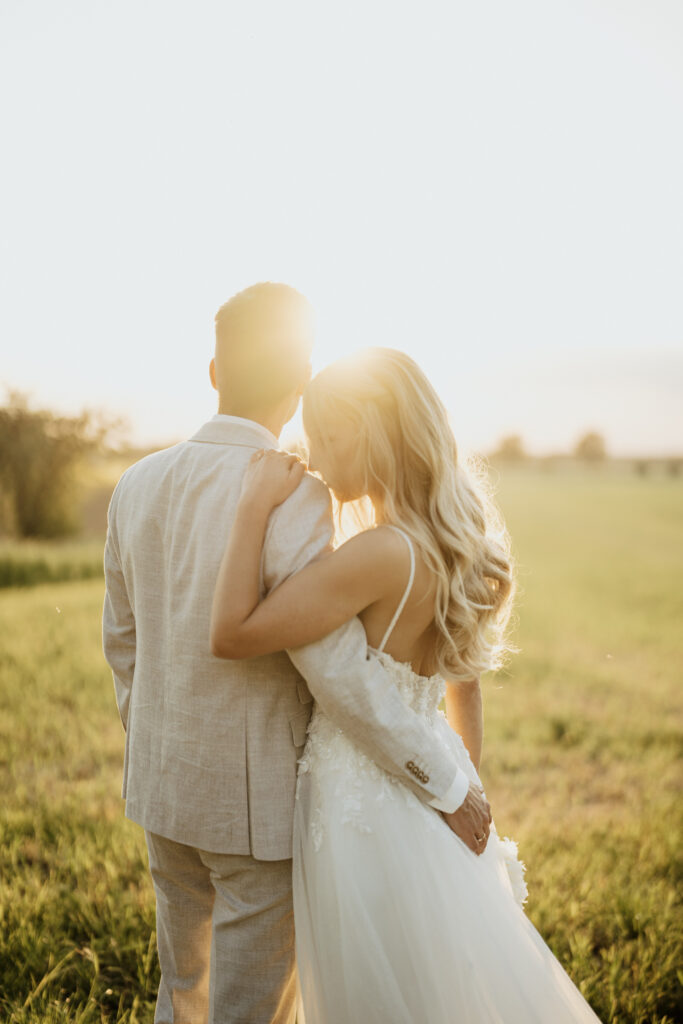 Sonnenuntergang in der Lüneburger Heide Hochzeitspaar