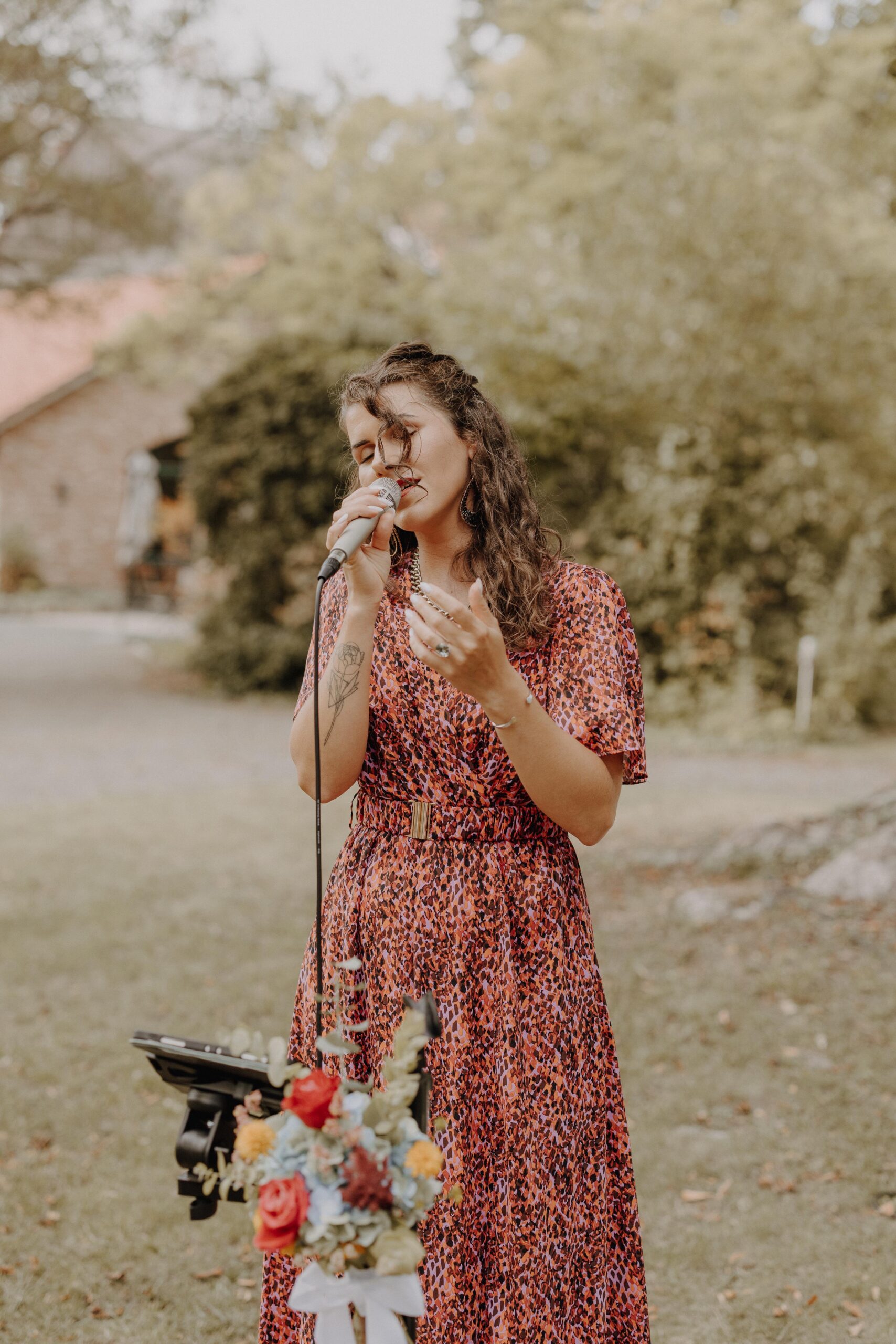 Sängerin singt emotionale Ballafe zum Einzug der Braut